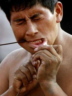 Индейцы испытывали себя на прочность «танцем ножниц»