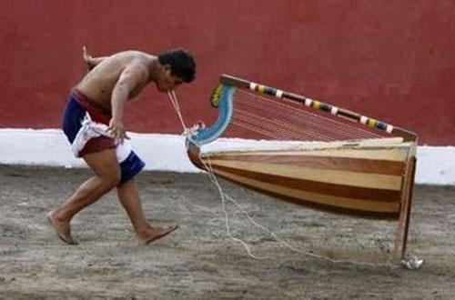 Индейцы испытывали себя на прочность «танцем ножниц»