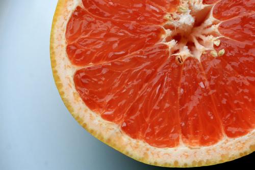 Грейпфрут способствует ускорению метаболизма, а также помогает снизить уровень холестерина. Вы можете добавить плоды грейпфрута в фруктовый или овощной салат, сделать фреш или съесть без ничего в качестве перекуса.