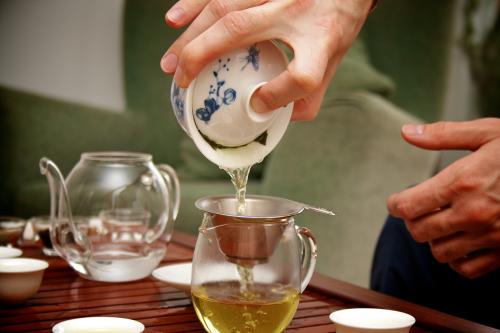 Известно, что зелёный чай способствует повышению скорости метаболизма на 4 %, при этом не увеличивая частоты сердечных сокращений. Конечно, этого недостаточно для немедленного похудения, однако регулярное его употребление даёт свои плоды. Порадуйте свой организм, выпив чашку горячего ароматного чая!