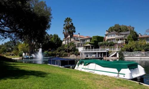 Хилари Дафф  продаёт дом