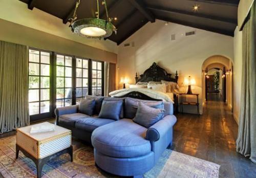 Хилари Дафф  продаёт дом