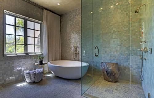 Хилари Дафф  продаёт дом