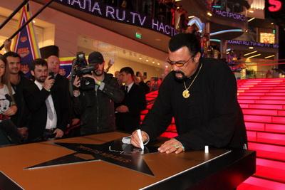 В честь Стивена Сигала открыли новую звезду.