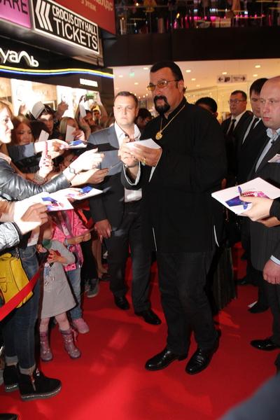 В честь Стивена Сигала открыли новую звезду.