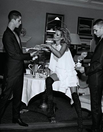 Двое  мужчин забрались в постель к Кейт Мосс