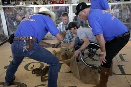 Змеиный человек держит змей у сердца