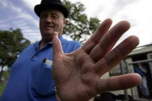 Змеиный человек держит змей у сердца