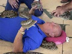 Змеиный человек держит змей у сердца