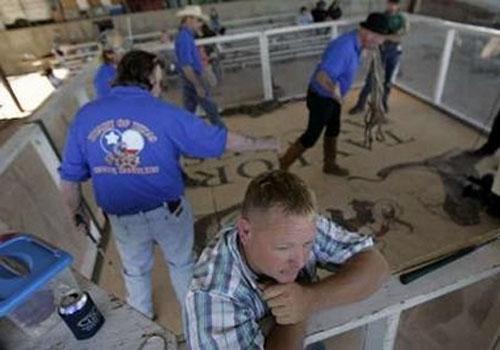 Змеиный человек держит змей у сердца