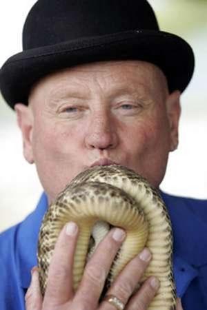 Змеиный человек держит змей у сердца