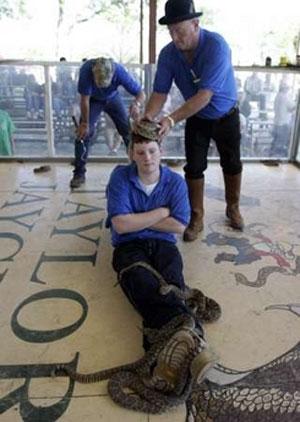 Змеиный человек держит змей у сердца