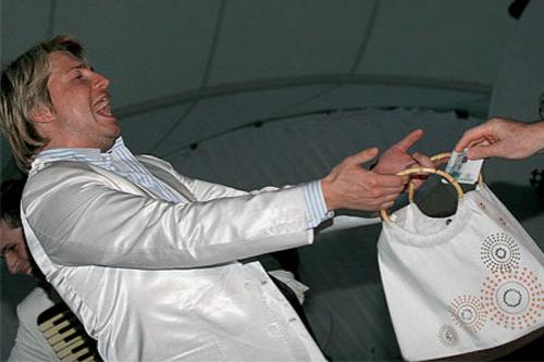 Киркоров и Басков попрошайничали в центре Москвы