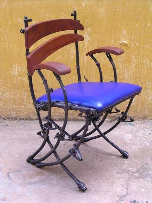 В Камбодже соорудили памятники из оружия