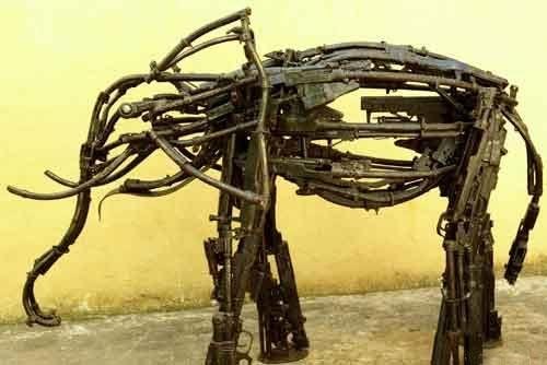 В Камбодже соорудили памятники из оружия