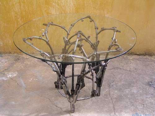 В Камбодже соорудили памятники из оружия