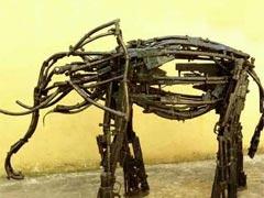 В Камбодже соорудили памятники из оружия