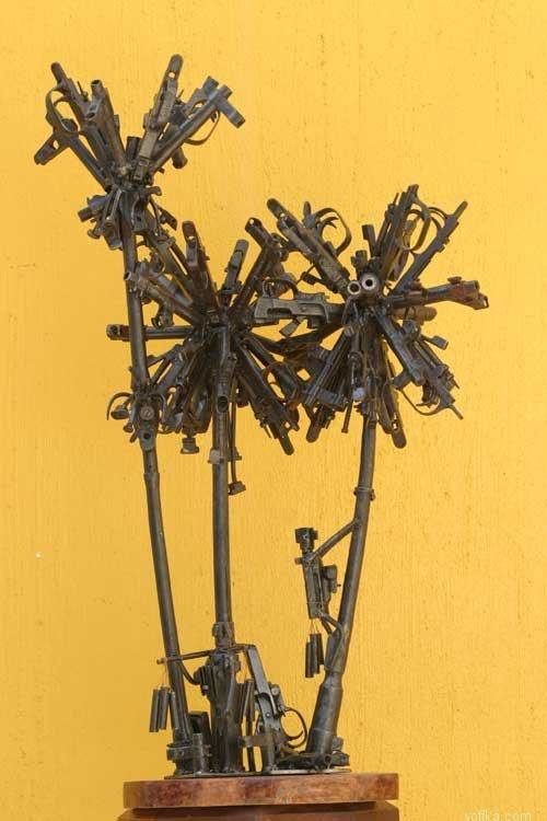 В Камбодже соорудили памятники из оружия