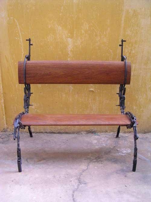 В Камбодже соорудили памятники из оружия