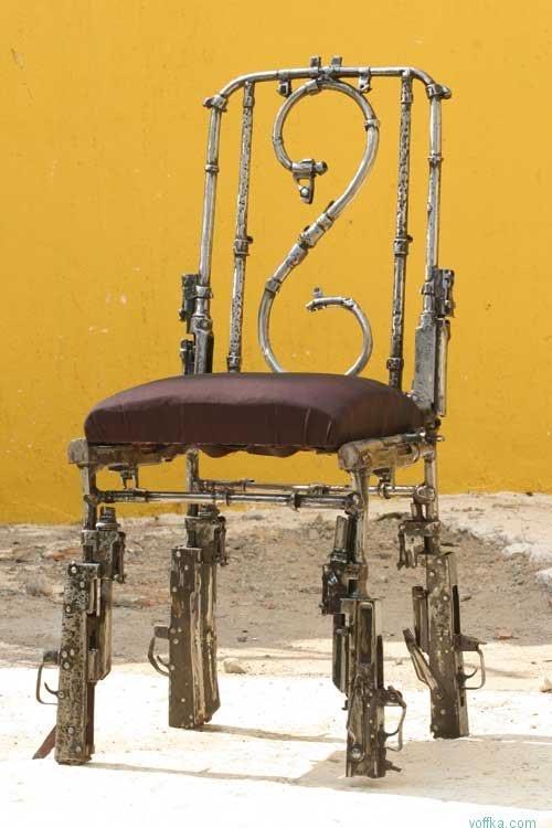 В Камбодже соорудили памятники из оружия