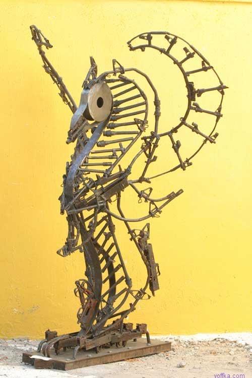 В Камбодже соорудили памятники из оружия