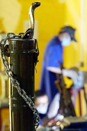 В Камбодже соорудили памятники из оружия