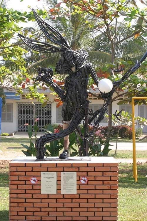 В Камбодже соорудили памятники из оружия