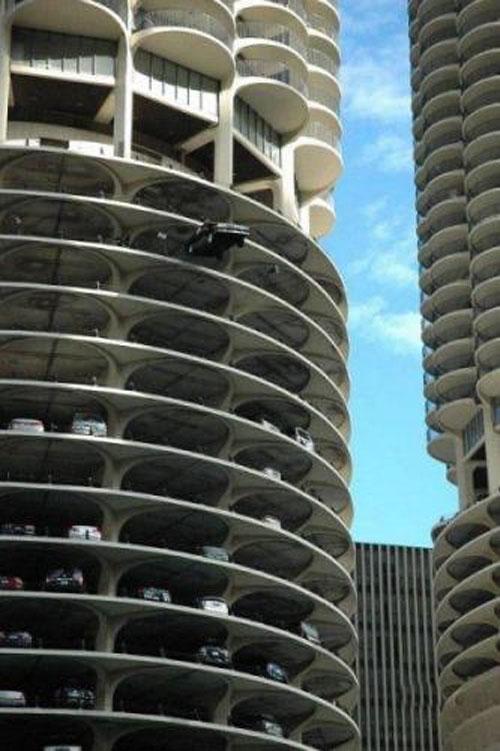 Автомобиль покончил жизнь самоубийством