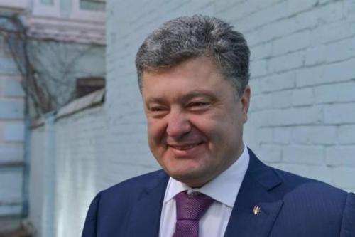 Рваные носки, поклоны знаменосцу и другие конфузы Петра Порошенко