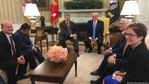 Рваные носки, поклоны знаменосцу и другие конфузы Петра Порошенко