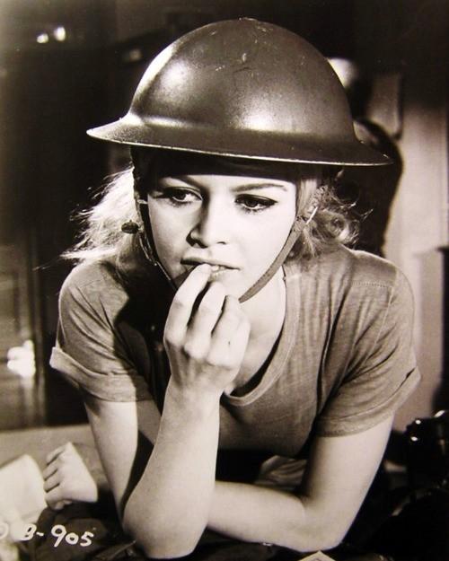 Редкие снимки знаменитостей прошлого и настоящего. Часть 3