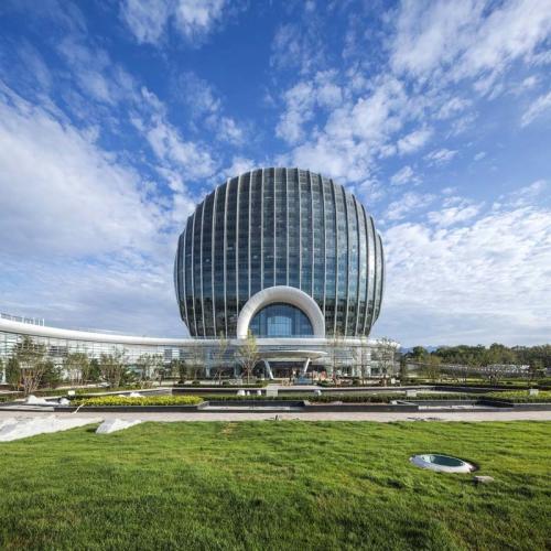 Здания из стекла, в окна которых никто не рискует кидать камушки