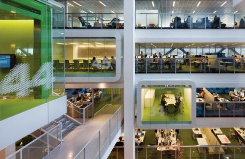 Здания из стекла, в окна которых никто не рискует кидать камушки