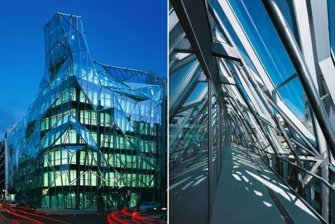 Здания из стекла, в окна которых никто не рискует кидать камушки