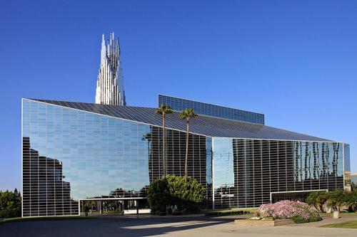 Здания из стекла, в окна которых никто не рискует кидать камушки