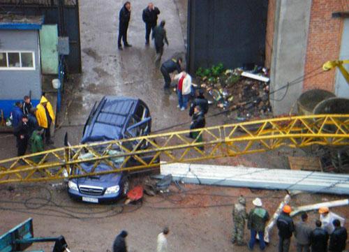 В Москве упал кран: двое пострадавших