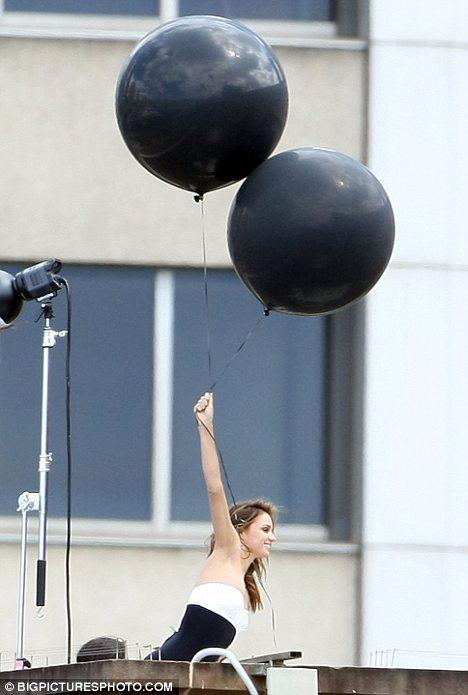 У Миранды Керр выступили кости