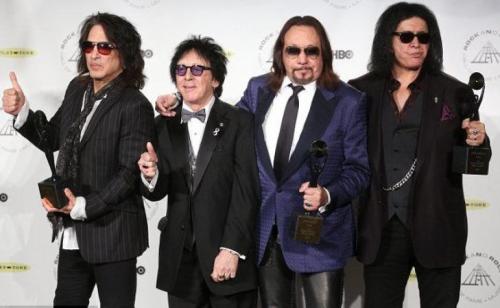 Знаменитости, которых очень сложно узнать без грима