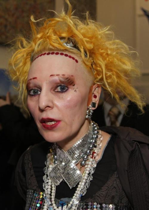 Знаменитости, которых очень сложно узнать без грима