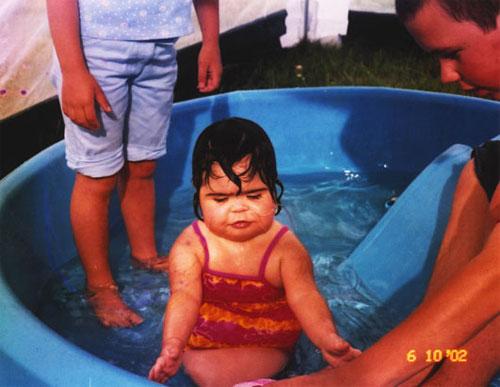 Девочка-русалка осталась с "хвостом"