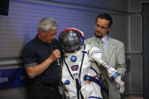 Федор Конюхов облачится в костюм космонавта и облетит Землю