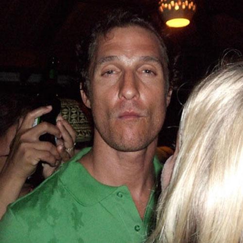 Пьяный проказник Мэттью Макконахи свалился в канаву