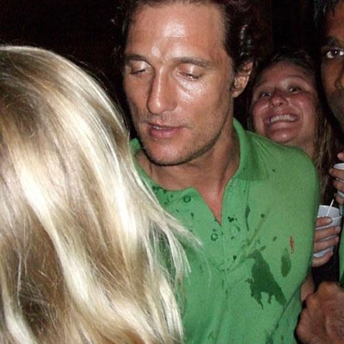 Пьяный проказник Мэттью Макконахи свалился в канаву