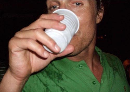 Пьяный проказник Мэттью Макконахи свалился в канаву