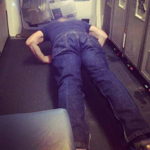 Бывшая стюардесса выкладывает фото самых отвратительных пассажиров самолетов