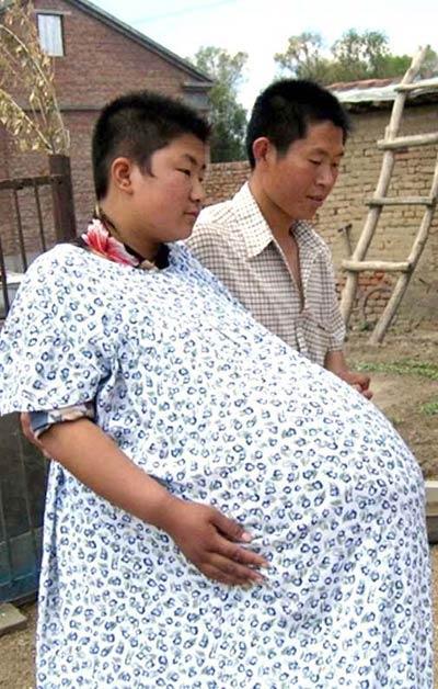 Кстати говоря, рекордсменкой в номинации "пузико" стала китаянка Сяо Юбо. При росте 167 см ее талия на пятом месяце беременности была 175 см!