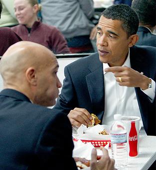 Барака Обаму нашли в очереди за хот-догом