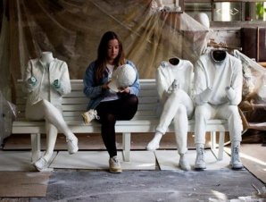 Художница создала скульптуру, показывающую зависимость людей от гаджетов