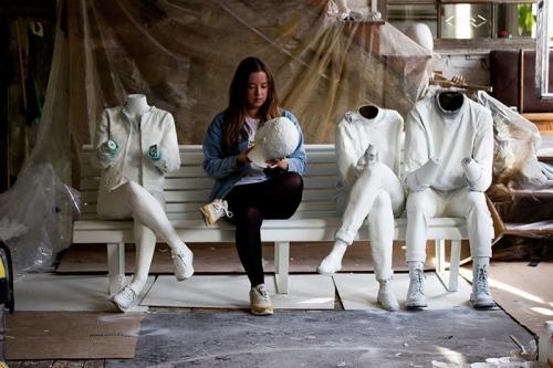 Художница создала скульптуру, показывающую зависимость людей от гаджетов