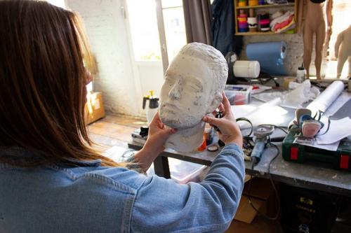 Художница создала скульптуру, показывающую зависимость людей от гаджетов